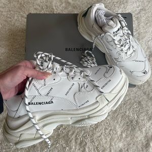 MEN'S TRIPLE S SNEAKER ALLOVER LOGO IN WHITE/BLACK